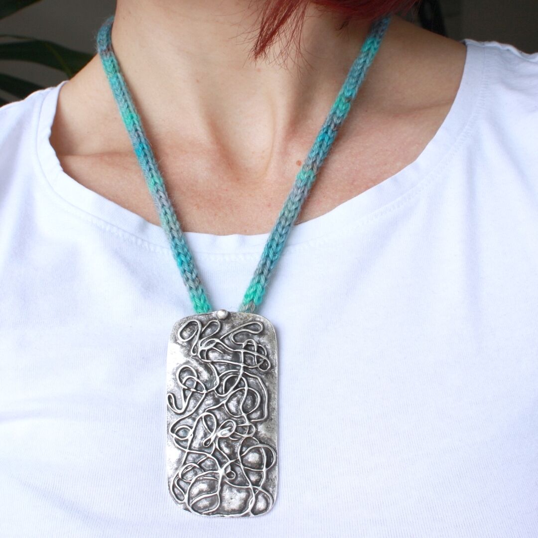 Knitted_necklace_dyed_baby_alpaca_alpacappella