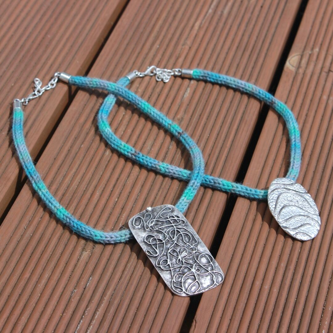 Knitted_necklace_dyed_baby_alpaca_alpacappella