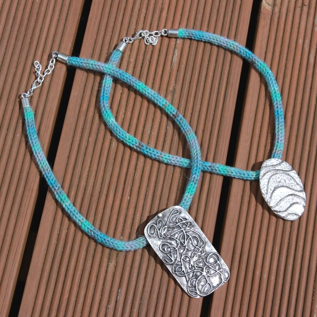 Knitted_necklace_dyed_baby_alpaca_alpacappella