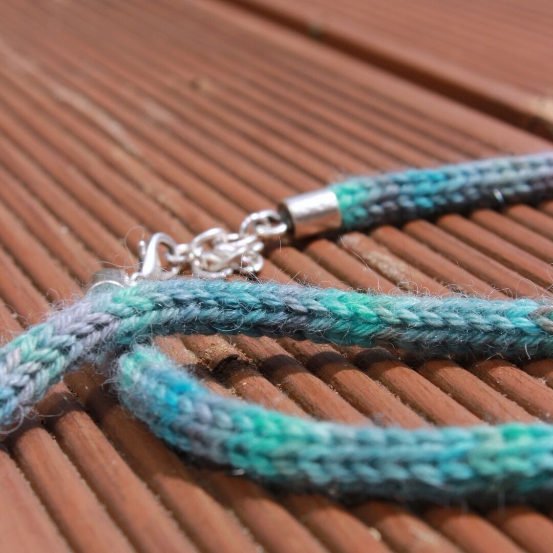 Knitted_necklace_dyed_baby_alpaca_alpacappella